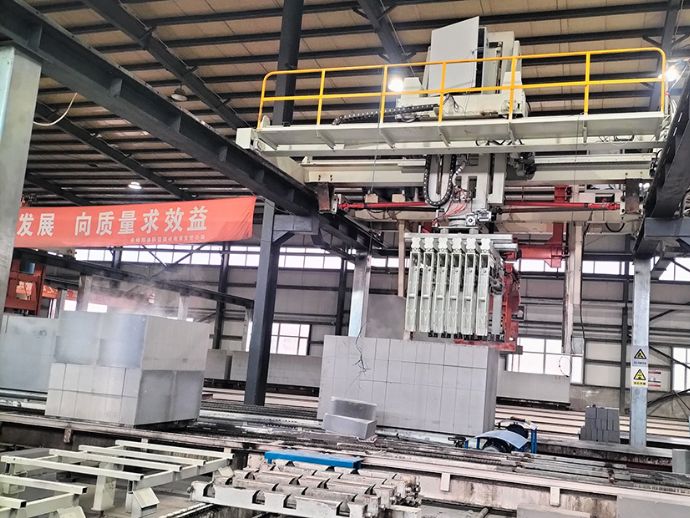 赤峰产线运行平稳 无托盘打包为加气砖出厂护航